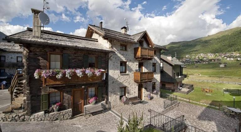 Rental apartment with patio, yard & grill in Livigno