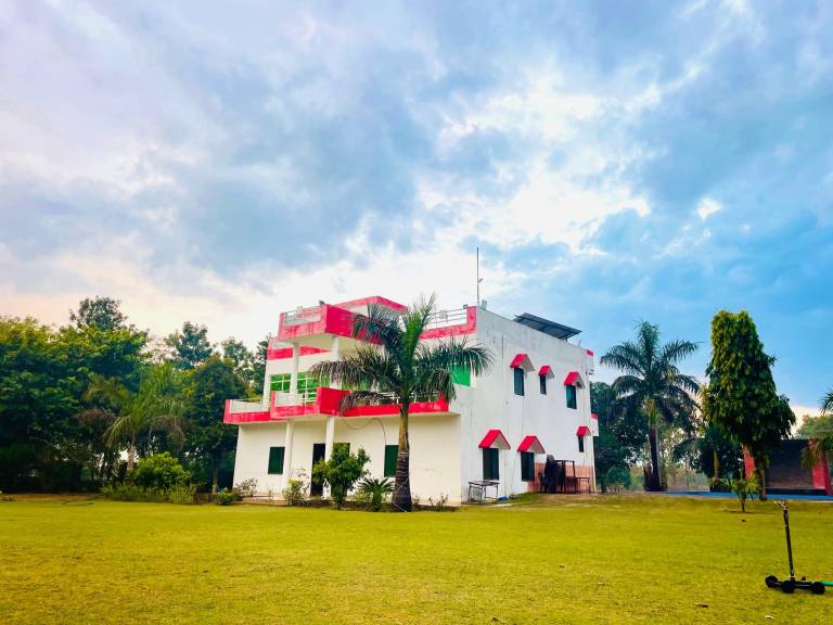 Pleasant villa with garden & pool | Pets are welcome in Faridabad