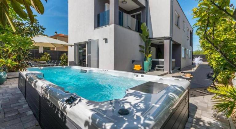 Vacation home with hot tub & pool | Dogs allowed in Biograd na Moru