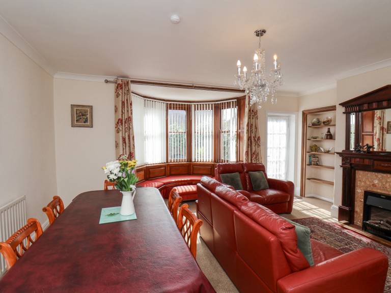 Cottage with yard & terrace | Beach view — photo 3