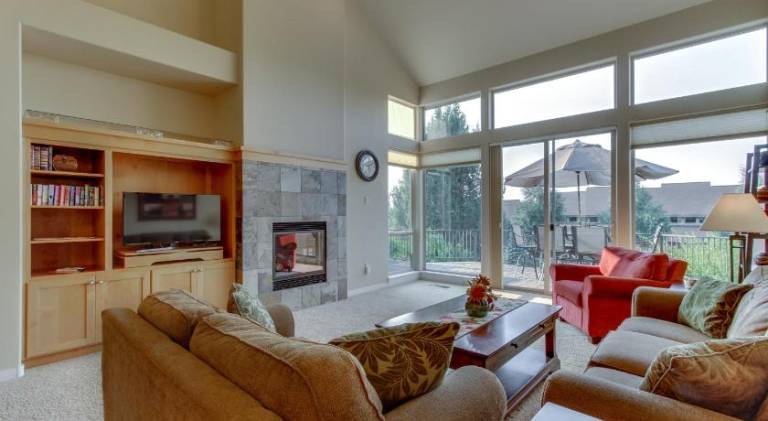 Vacation home with pool & jacuzzi | Dogs allowed in Redmond, OR