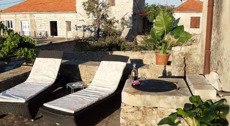 House with 3 rooms for 5 persons in Jelsa