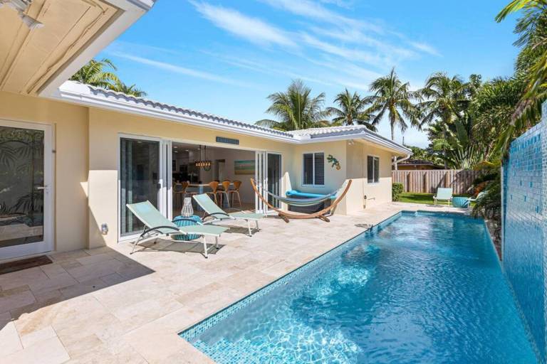 Walking distance to the beach 3Br House with POOL — photo 2