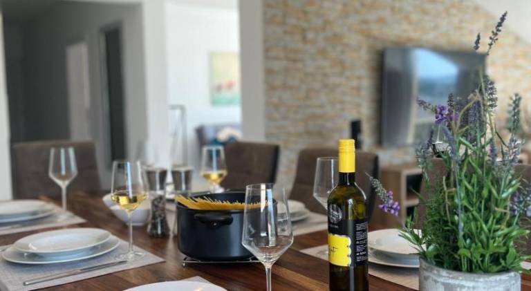 Apartment with 2 rooms for 5 persons in Podstrana