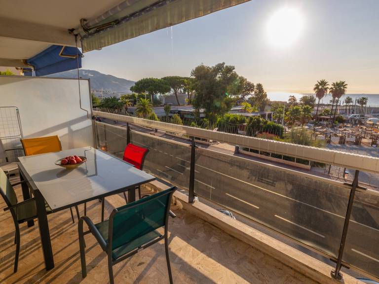 Spacious air-conditioned studio near center and beaches, sea view terrace — photo 3