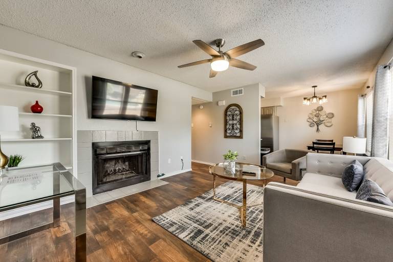 I45 –World Cup Stay - 18 min to AT&T - Sleeps 2 - Public Transit in Irving, TX