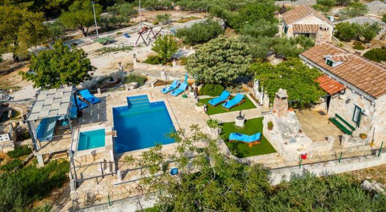 Vacation home with pool & hot tub — photo 5