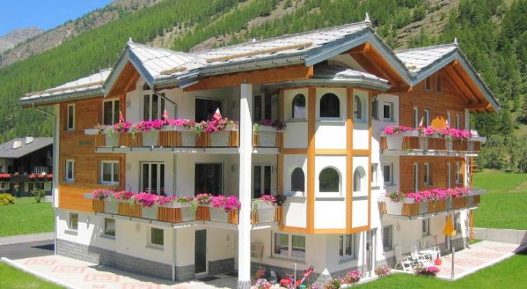 Apartment with BBQ, garden & patio in Saas Grund