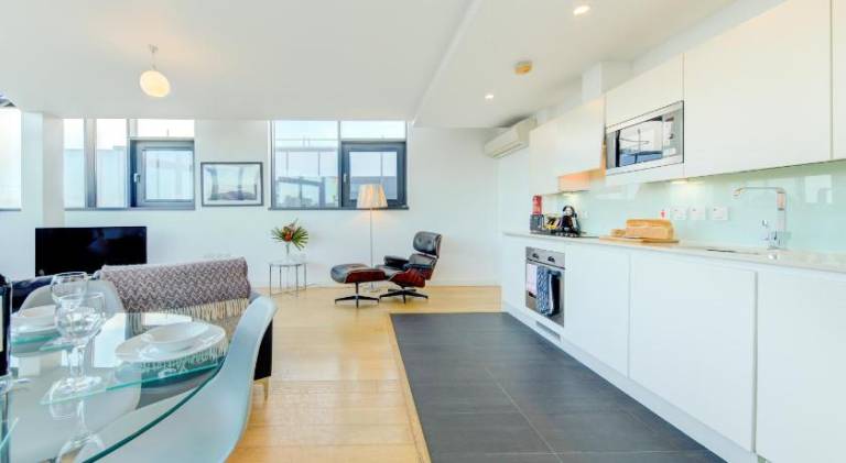 Pleasant apartment with patio | Close to Bristol Cathedral | Pets allowed — photo 5