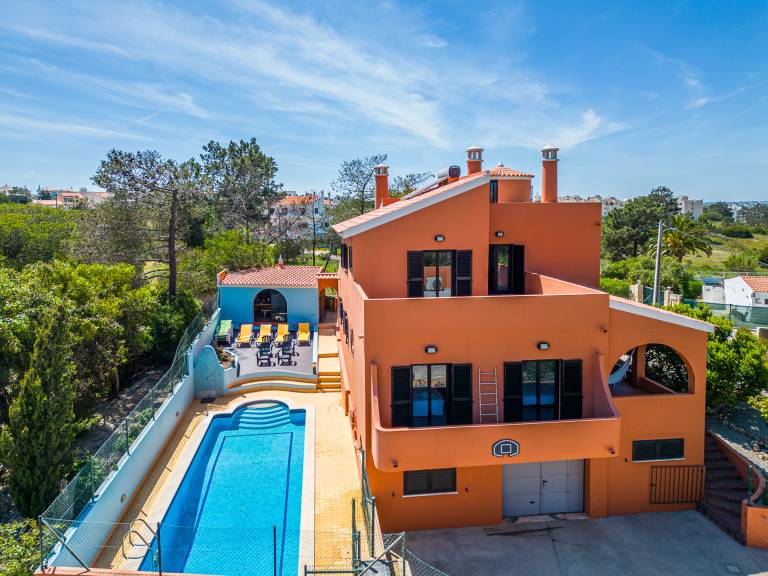 Spacious villa in Albufeira with private pool and air conditioning in Albufeira