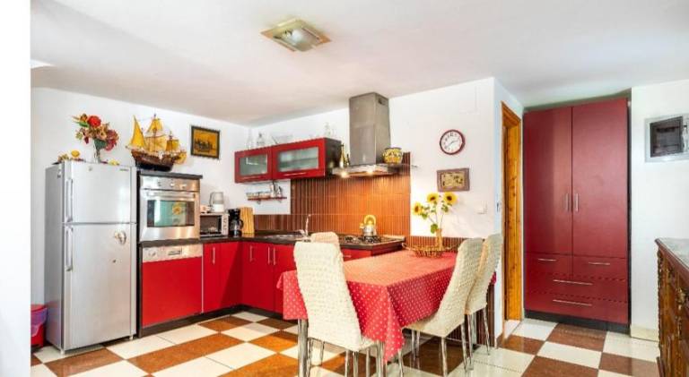 Family-oriented charming villa with garden, terrace & grill | Near Diocletian's Palace | Good for workation | Dogs allowed — photo 3