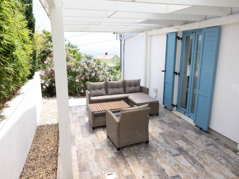 House with hot tub, yard & patio | Nature view — photo 4