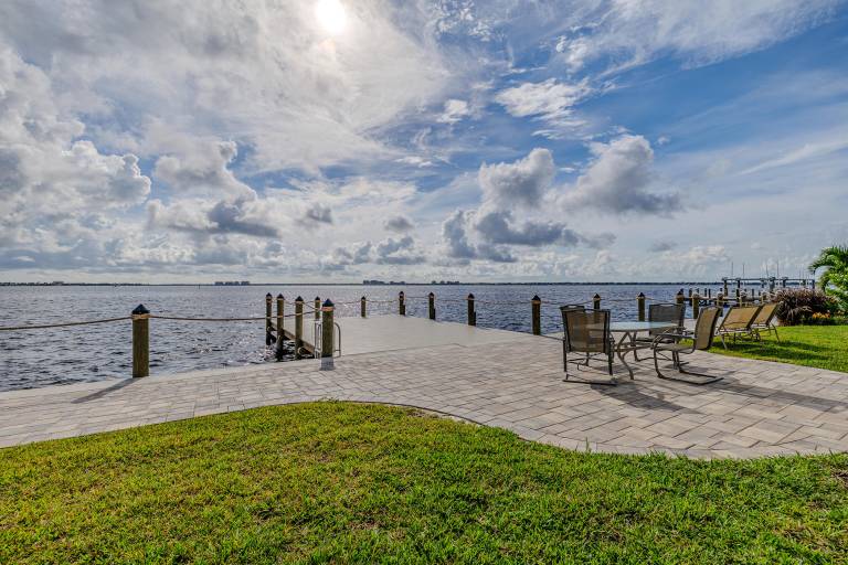 Overlook the Caloosahatchee - Best fishing location - Stars Vacation Rentals — photo 2