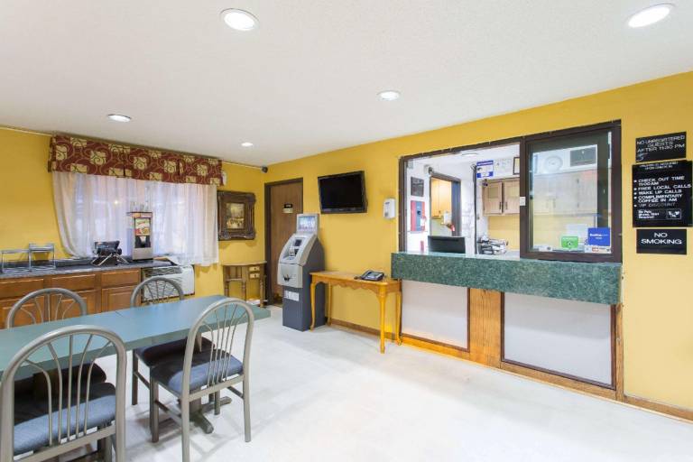Super 8 By Wyndham Greensboro/Coliseum/Conv. — photo 3
