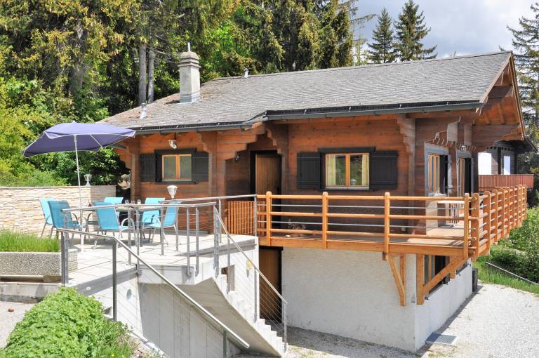 Family-oriented beautiful chalet with barbeque, heated pool & patio | Panoramic view | Pets allowed — photo 2
