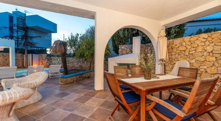 Villa with pool — photo 5