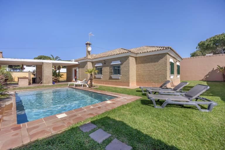 Villa 'Olivos 1C' with Private Pool, Wi-Fi and Air Conditioning in Chiclana de la Frontera