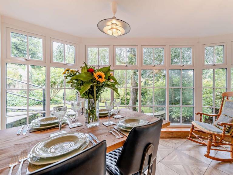 Cottage with barbeque & yard | Water view — photo 4