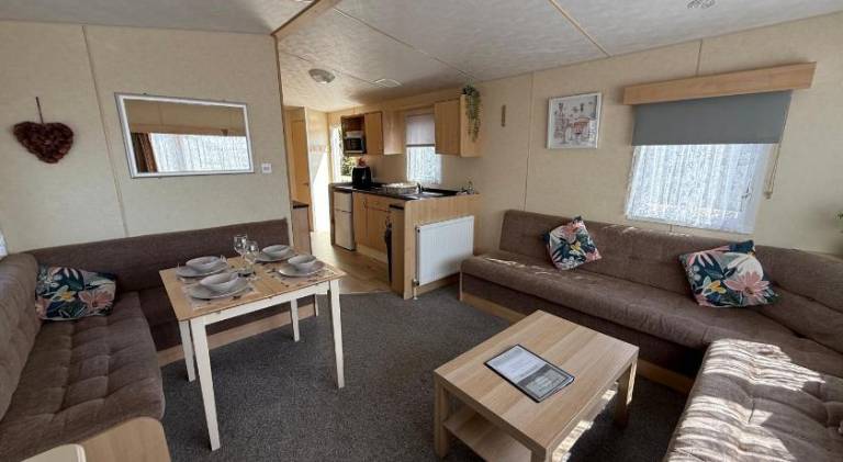 Sunnymede i15 Hot Tub - pet friendly, bed linen - Meadow Lakes Caravan & Lodge Hire — photo 2