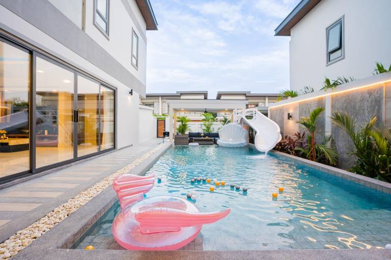 Villa with pool, BBQ & garden in Pattaya