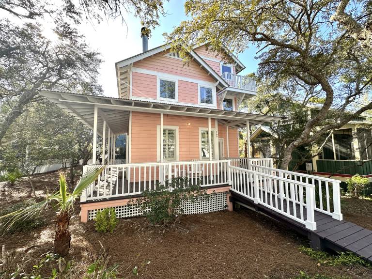 Vacation home with barbeque & pool — photo 2