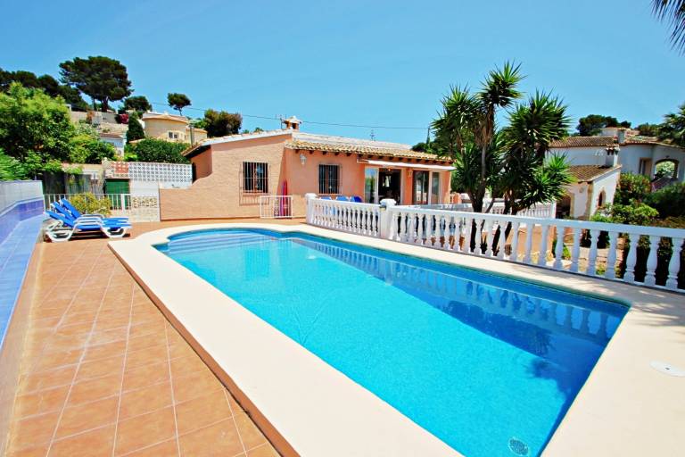 Fully equipped villa with garden, private pool & grill | City view | Next to the beach | Good for workation | Pets allowed in Alicante