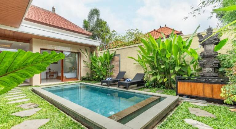 Villa with pool — photo 4