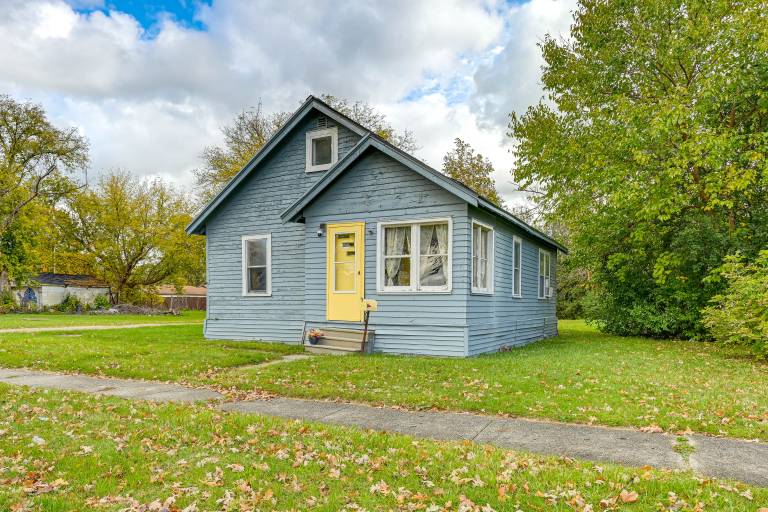 3 Mi to Dtwn Saginaw: Cozy Family Home w/ Yard! — photo 3