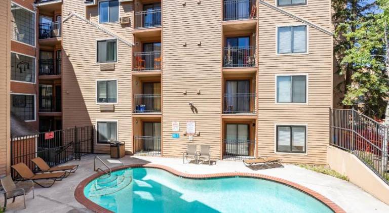 Great Location, Sleeps 4, 5 min drive to Ski & Bike Access, Shared Pool! — photo 4