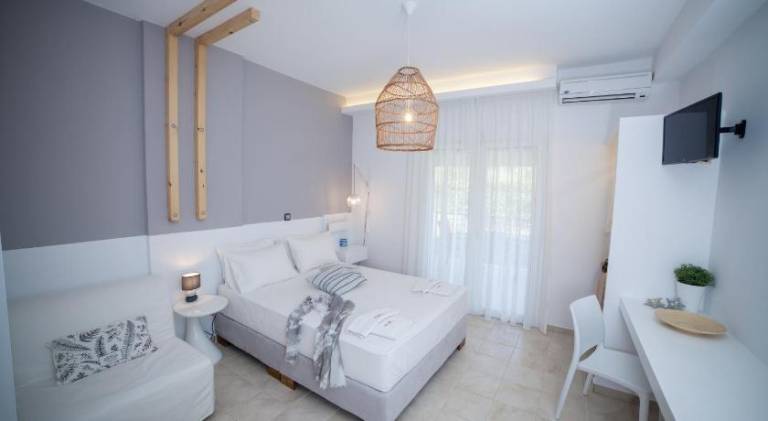 Serviced apartment with yard & terrace — photo 2