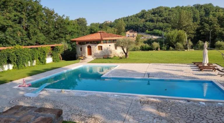 Holiday apartment with yard, pool & BBQ | Pets are welcome in Avellino