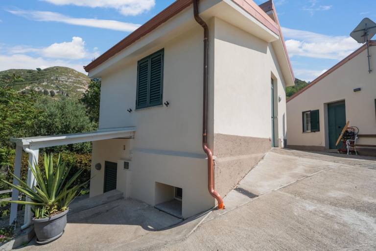Holiday apartment with pool, grill & patio — photo 2