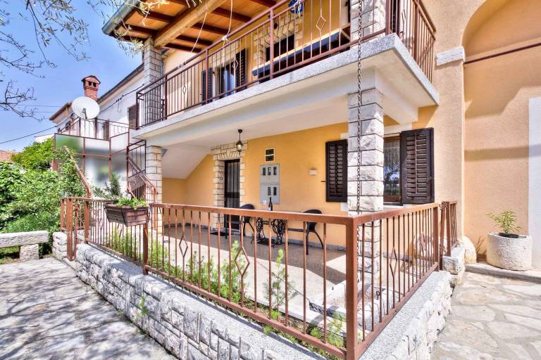 Holiday apartment with air conditioning and carport — photo 3
