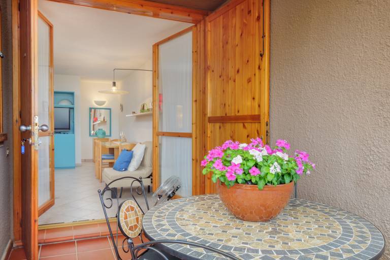 Family-oriented charming vacation home with yard, patio & fast internet | Mountain view | Pets allowed — photo 2