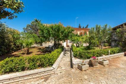 Villa with yard & barbecue — photo 3