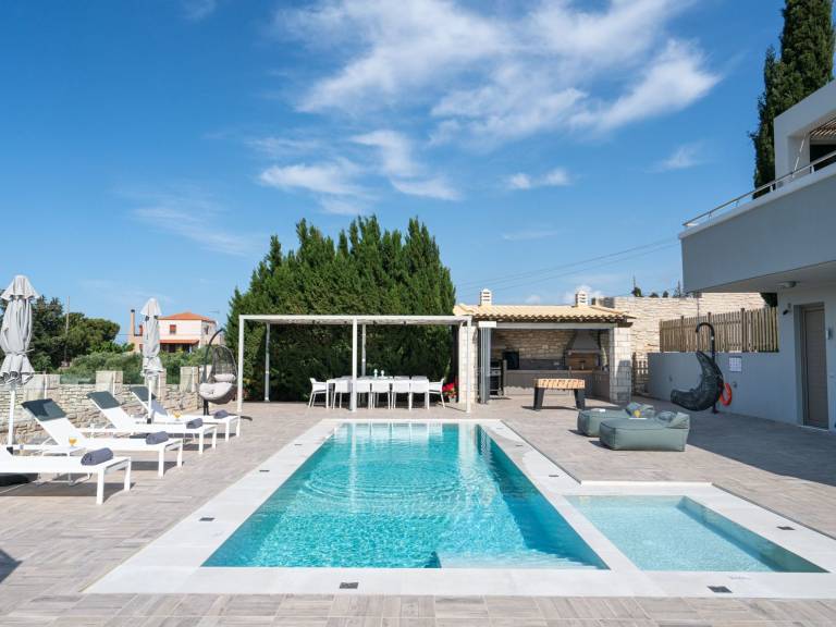 Vacation home with yard, private pool & grill — photo 2