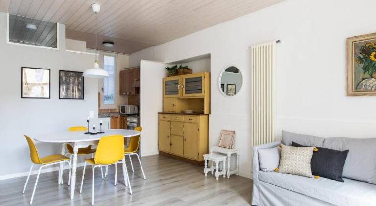 Holiday apartment with yard in Paradiso