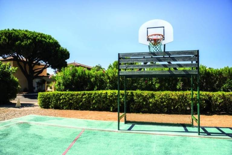 Charming holiday apartment with patio, yard & pool | Next to the beach | Pets allowed in La Grande-Motte