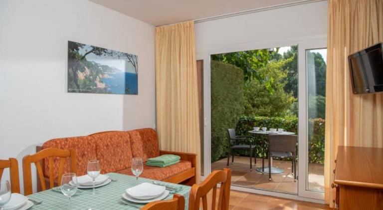 Holiday apartment with pool & garden — photo 4