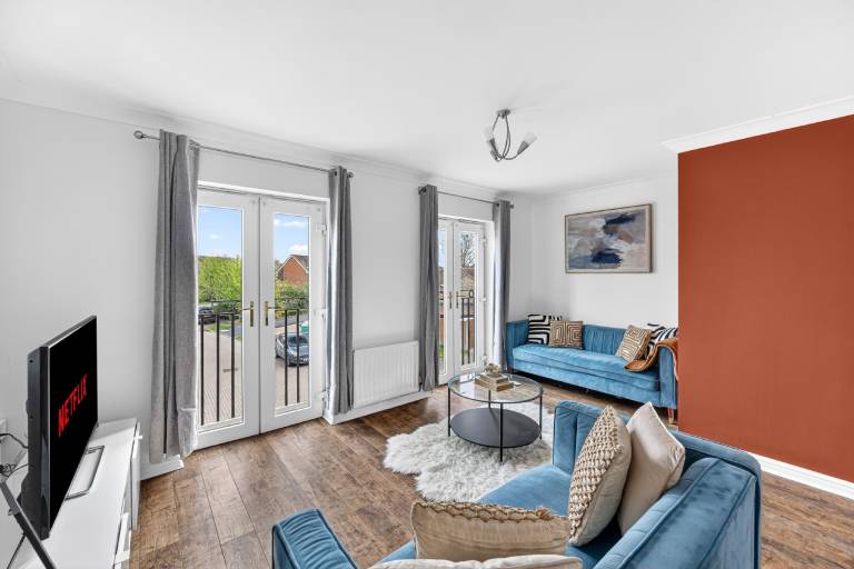 Family-oriented ample vacation home with yard | Perfect for remote work | Pets are welcome — photo 2