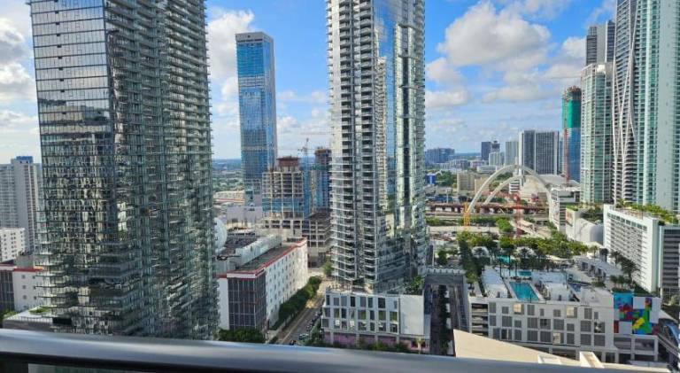 Charming rental apartment with pool | Next to Bayside Marketplace | Pet-friendly in Miami, FL