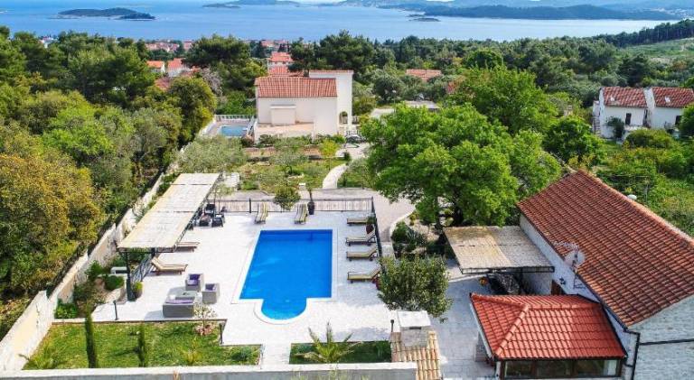 Villa with pool & hot tub | Dogs allowed in Orebic