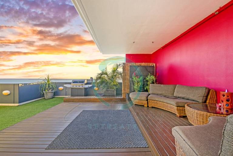 The LAVA LOUNGE PANORAMIC Rooftop Holiday Retreat