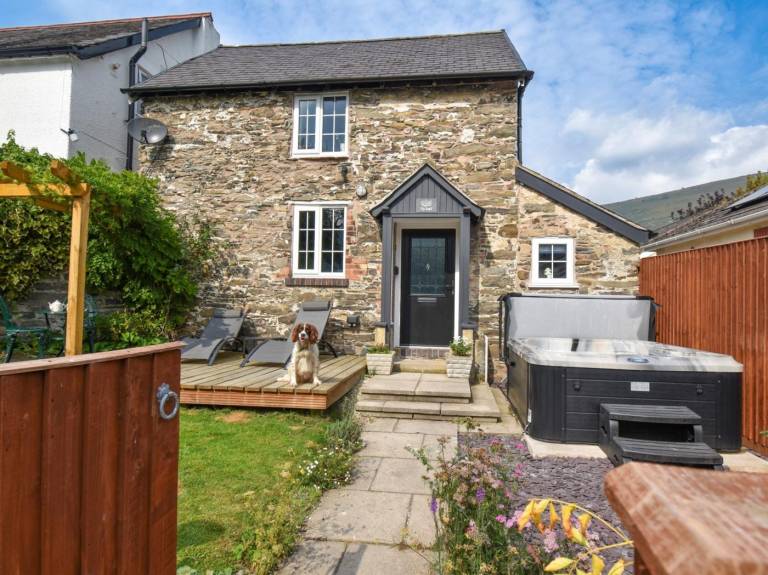 Cottage with yard, barbecue & hot tub | Dogs allowed in Llangollen