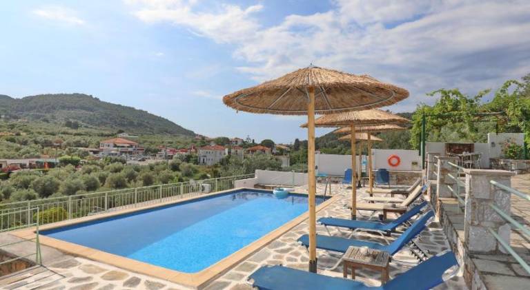 Holiday apartment with pool, garden & terrace — photo 3