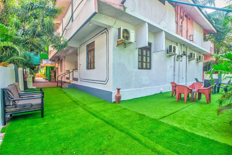 Serviced apartment with yard & terrace — photo 4