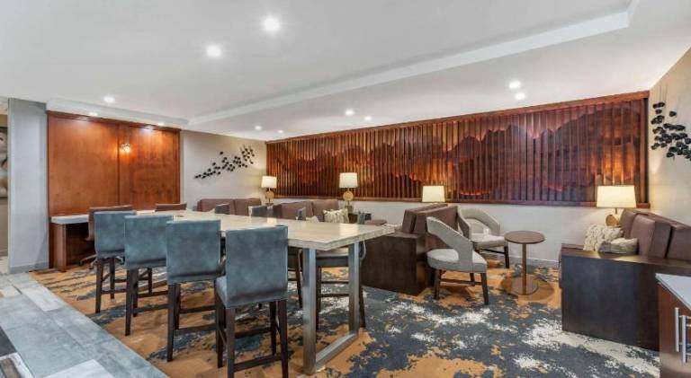 Windmill Suites Surprise - Phoenix, an Ascend Collection Hotel — photo 4