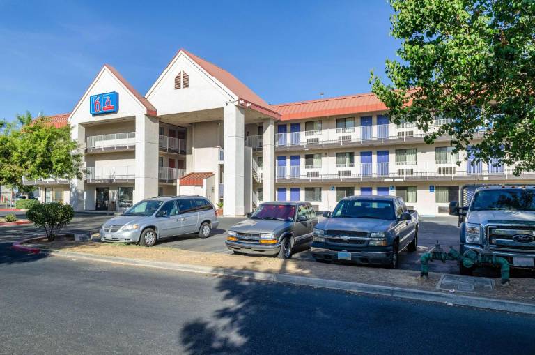 Motel 6 Fresno, CA - Yosemite Hwy — photo 2