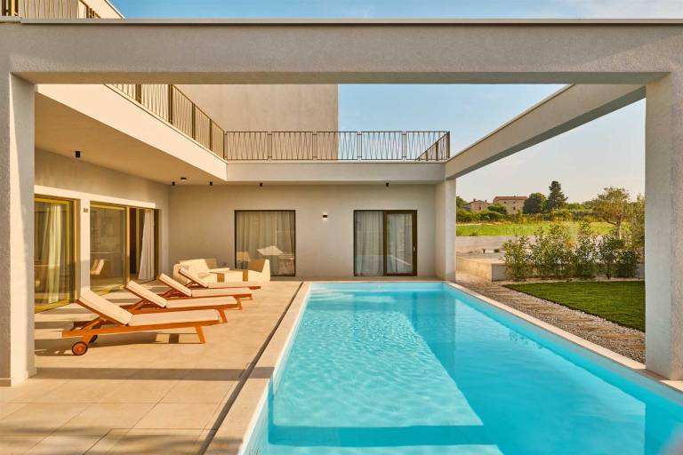 Villa with terrace & garden — photo 5