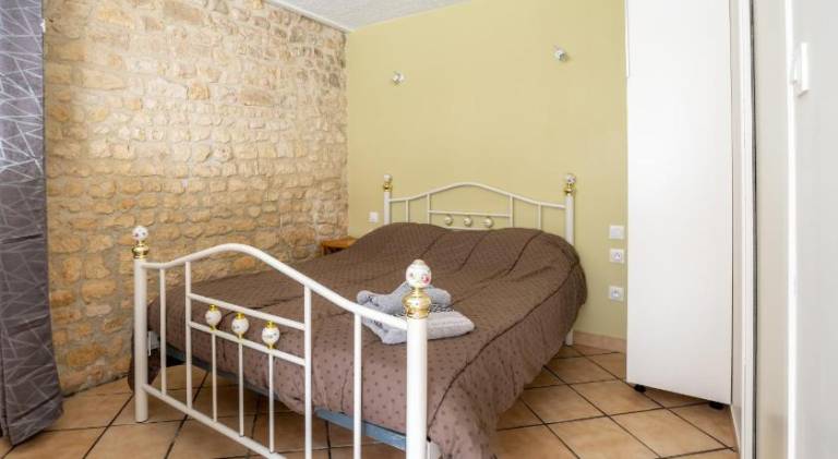 Rental apartment with BBQ & terrace in Saintes